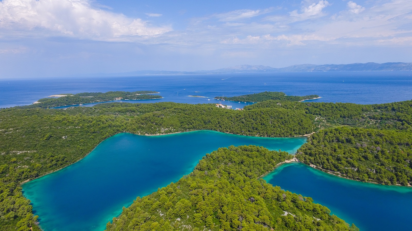 Kroatische Küstenlandschaft mit farbenfrohen Häusern und Meer